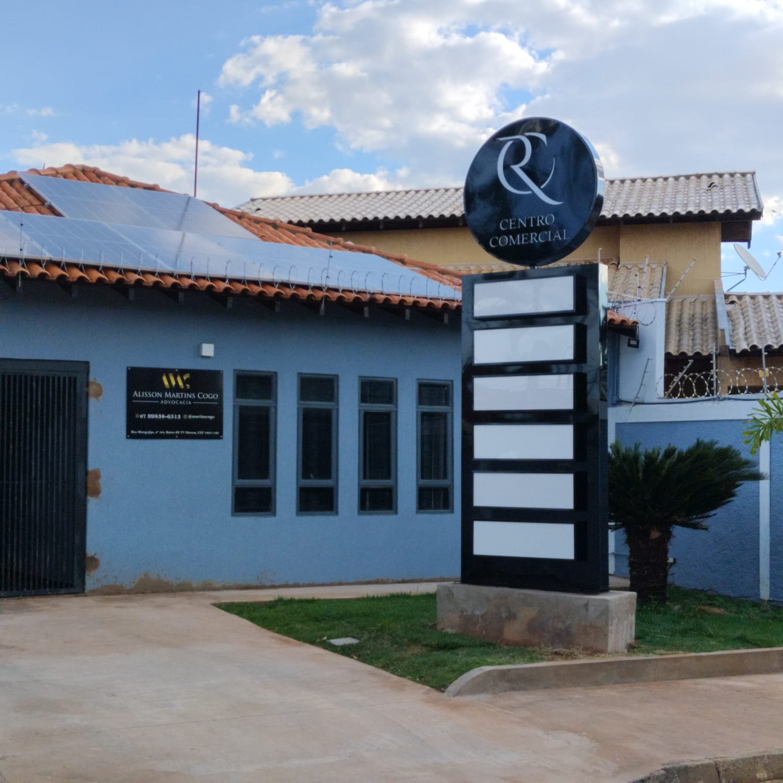 Totem luminoso em ACM executado para Centro Comercial em Campo Grande