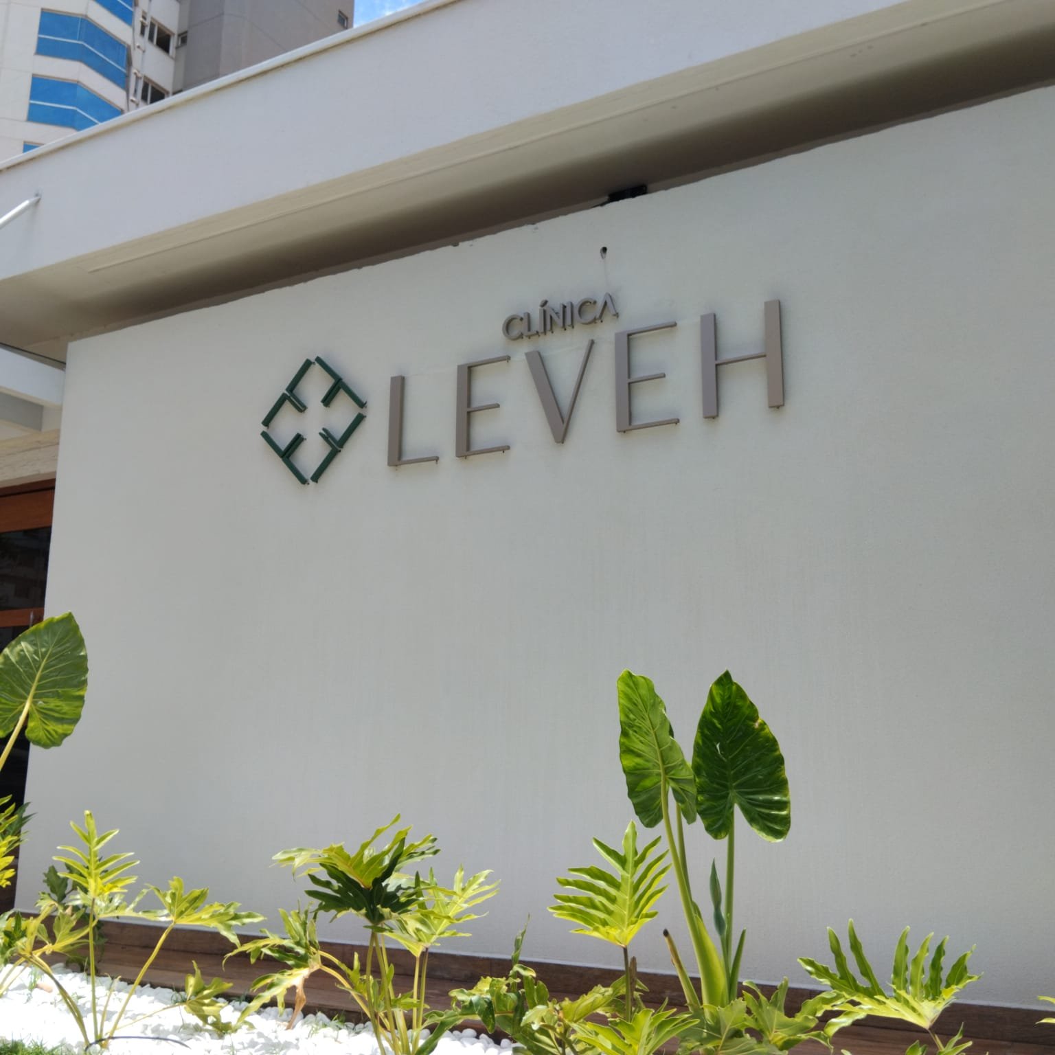 Letreiro externo 3D executado para Clínica Leveh em Campo Grande