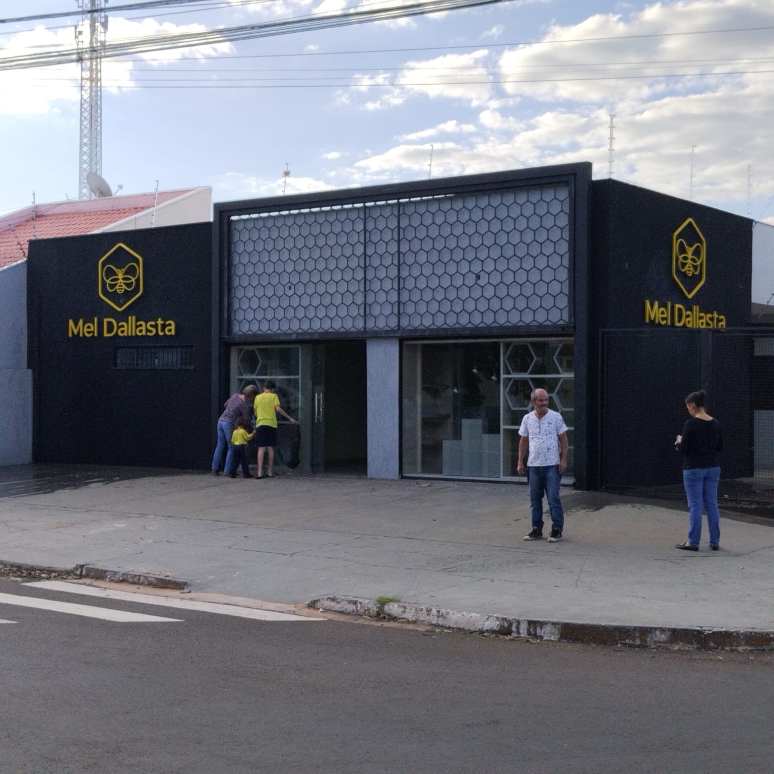 Fachada comercial executado para Mel Dallasta em Campo Grande