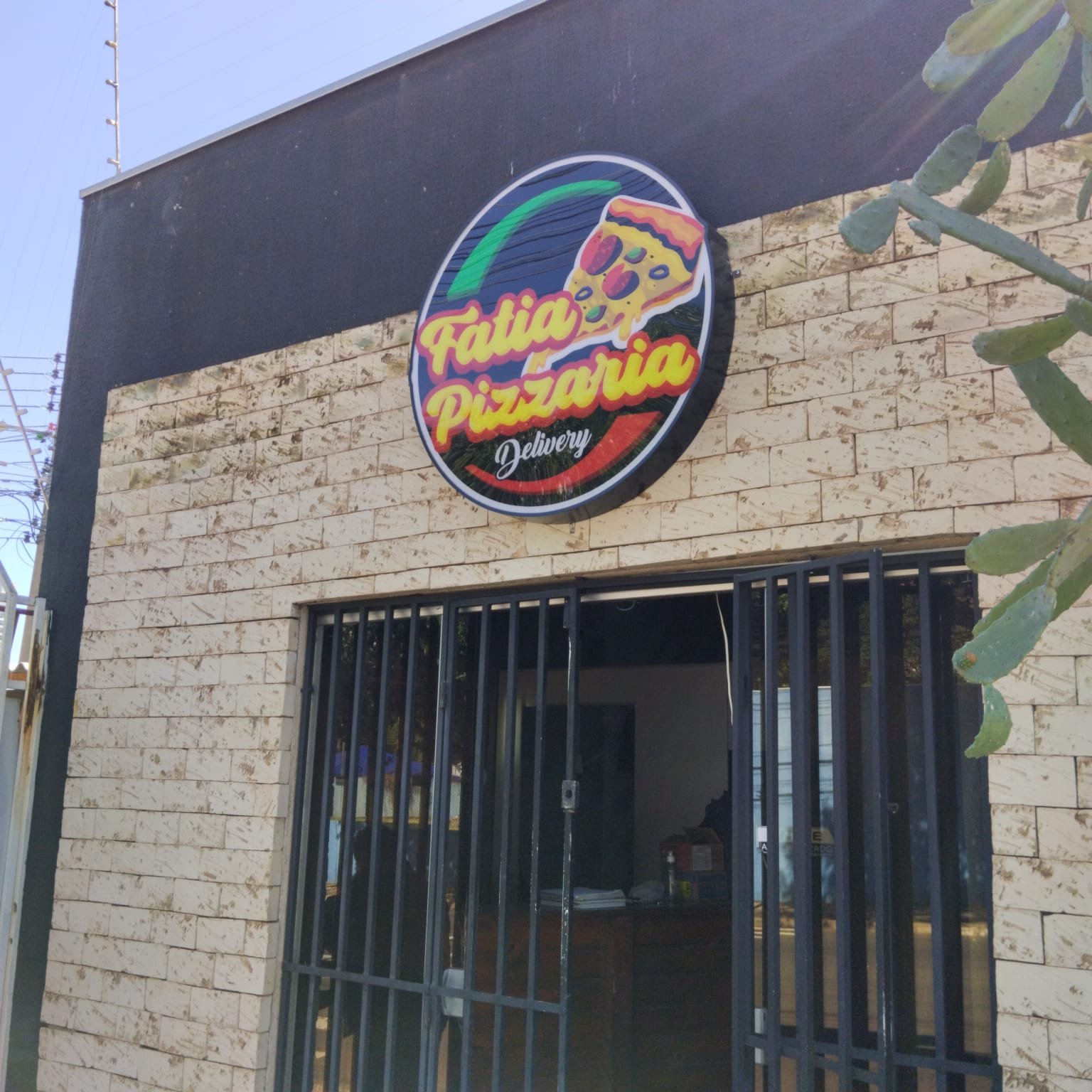 Luminoso redondo em acrílico executado para Fatia Pizzaria em Campo Grande