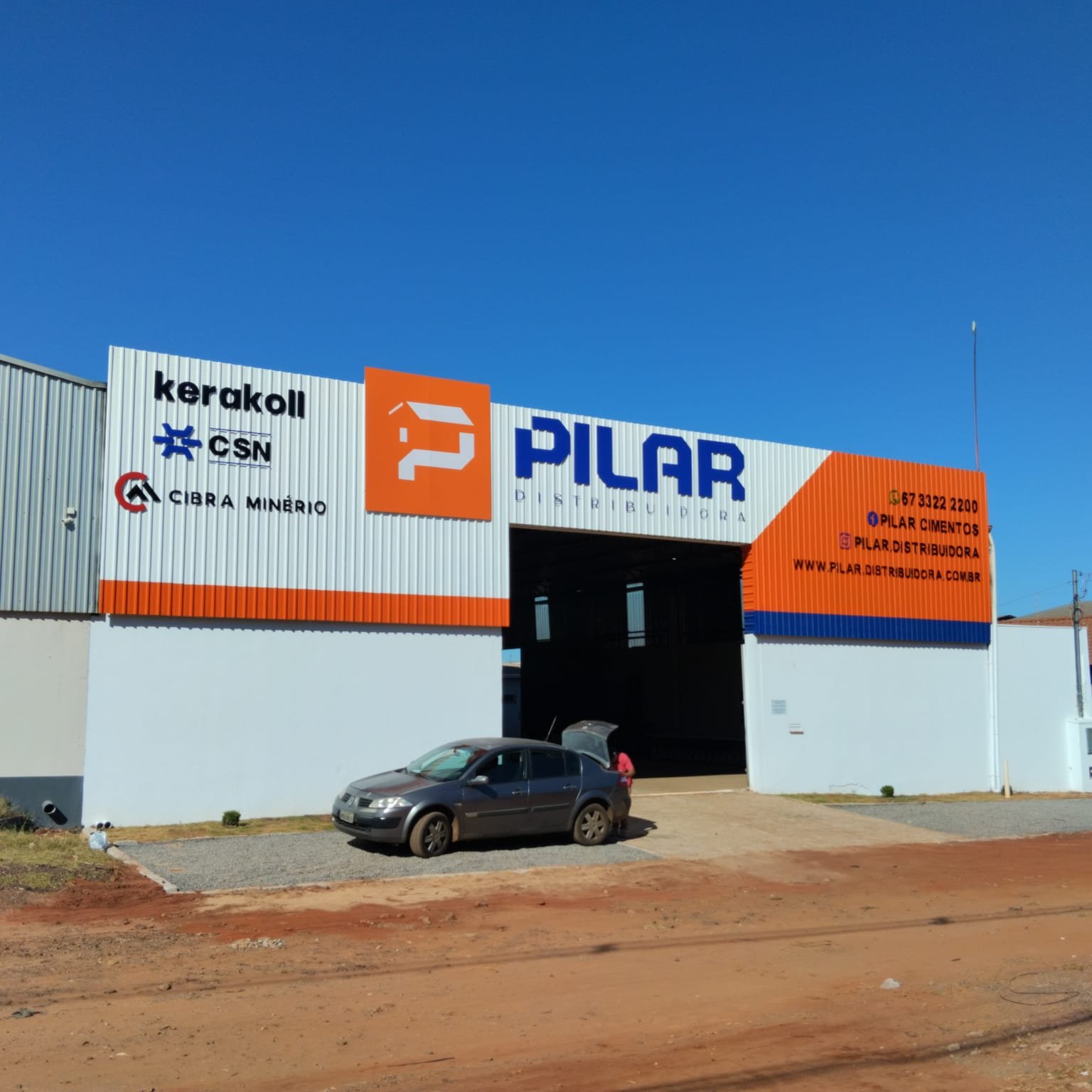 Comunicação de fachada em ACM executado para Pilar Distribuidora em Campo Grande