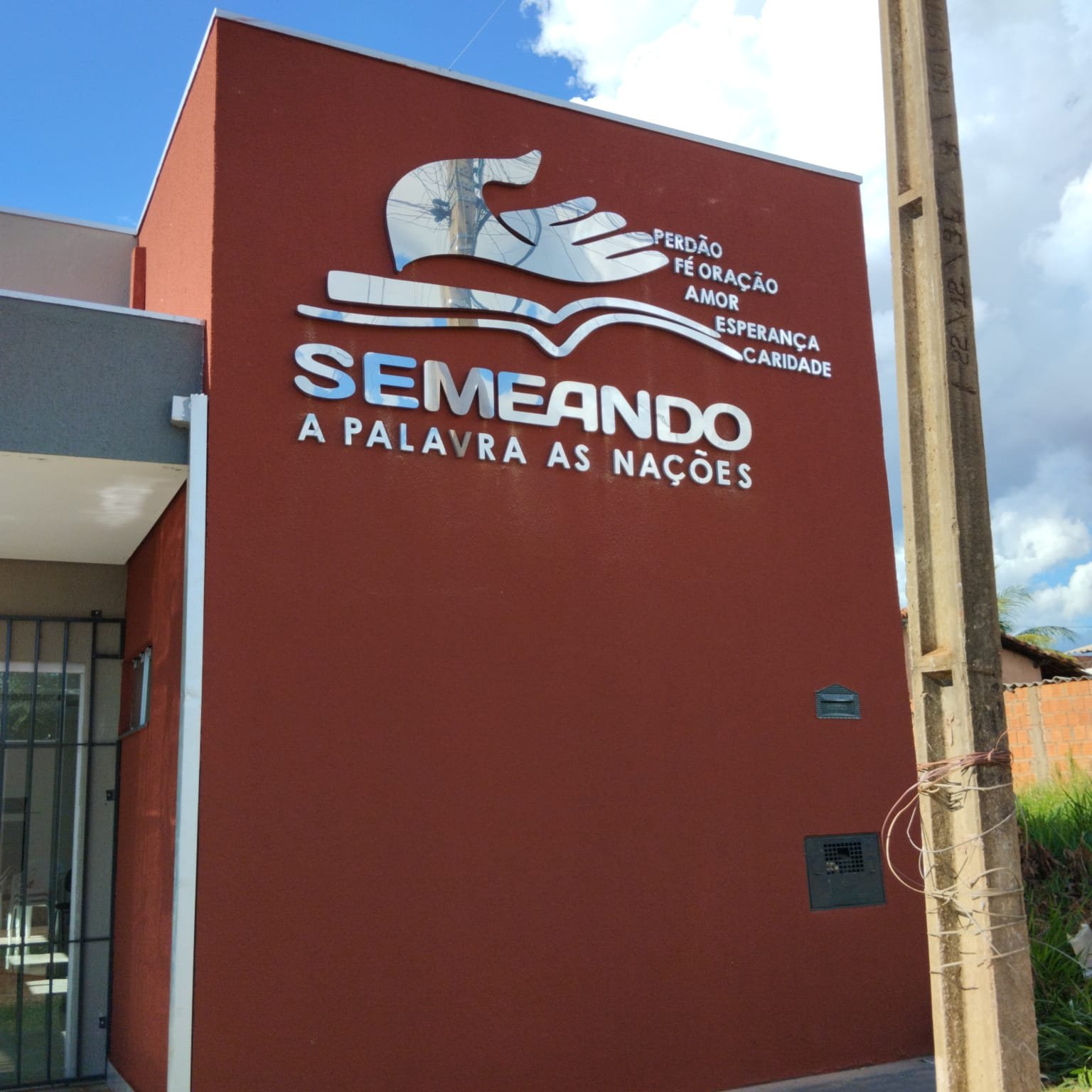 Letreiro 3D em aço inox executado para Semeando em Campo Grande