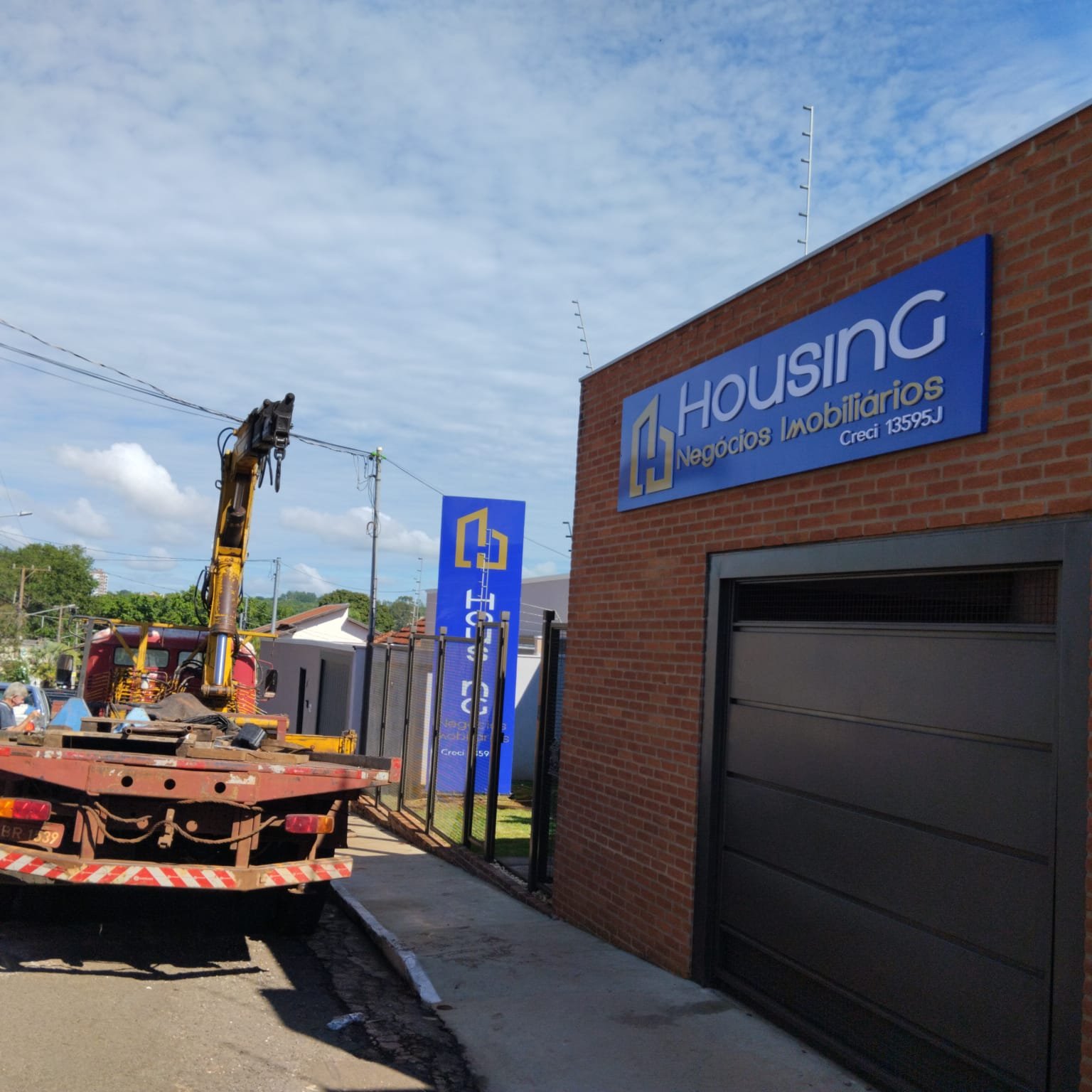 Totem e placa em ACM executado para Housing Negócios Imobiliários em Campo Grande