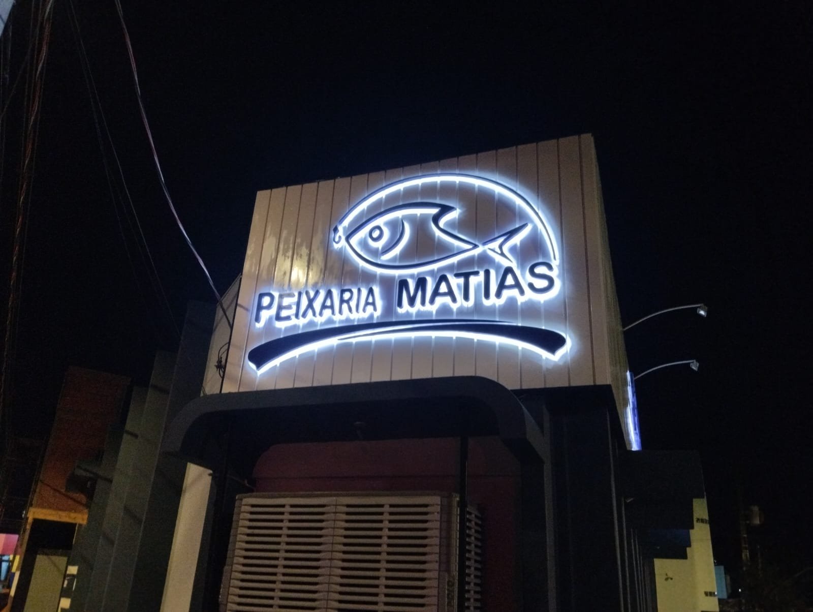 Letreiro 3D com LED executado para Peixaria Matias em Campo Grande